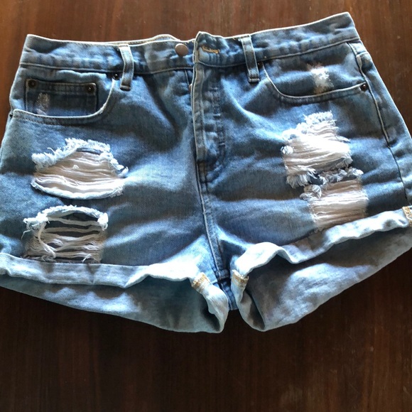 Cute ripped jean shorts ✨🥰 - Picture 3 of 8